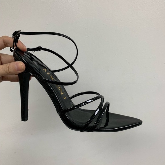 Black Strappy Heel. Size 9 - Picture 4 of 4